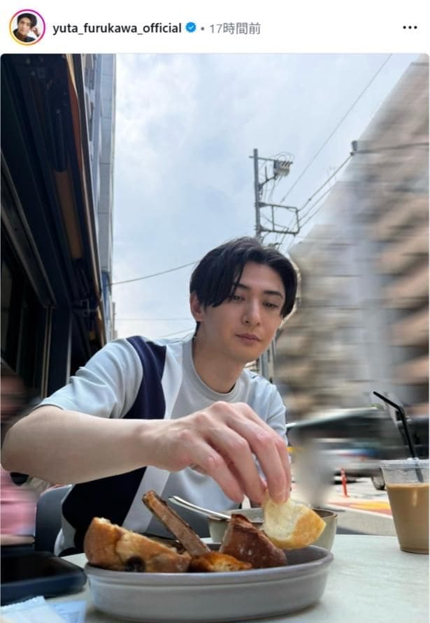 【写真】古川雄大、カフェのテラス席のような場所で、コーヒーやパンを楽しんでいる“オフ感”あるショット