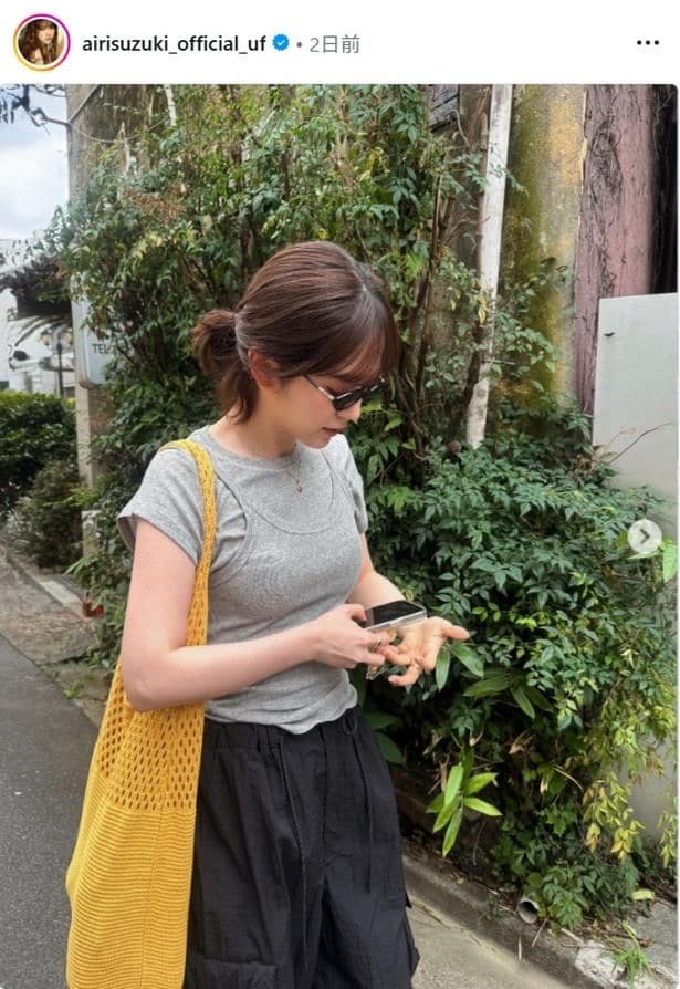 【写真】鈴木愛理、グレーのレイヤードトップス×ワイドパンツのカジュアルコーデ