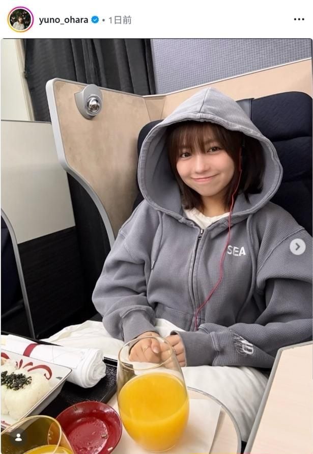 【写真】大原優乃、飛行機内でフードを被ったリラックスショット