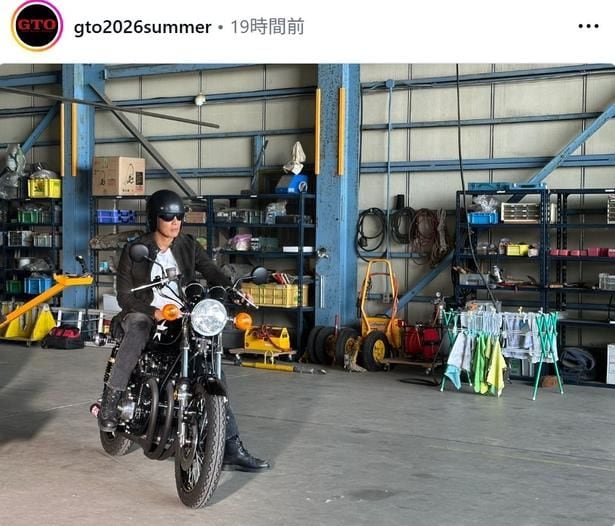 【写真】反町隆史“鬼塚”が颯爽とバイクにまたがるソロショット