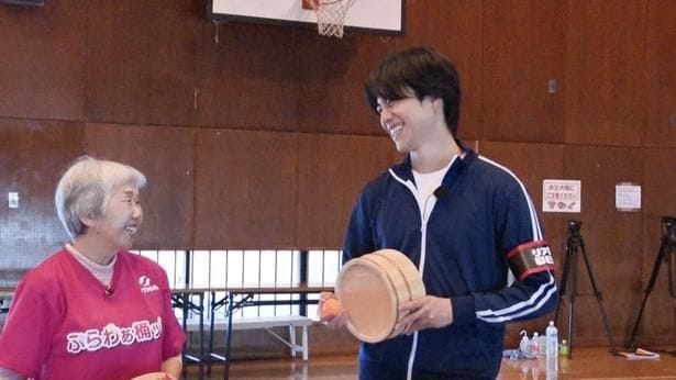 重岡大毅、「桶ット卓球」全国大会優勝者と仲良くラリー