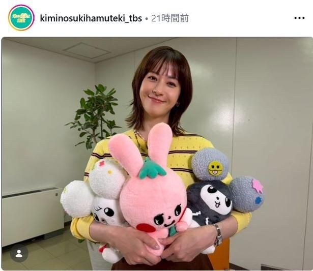【写真】松本若菜、オリジナルキャラクターのぬいぐるみを抱え笑顔