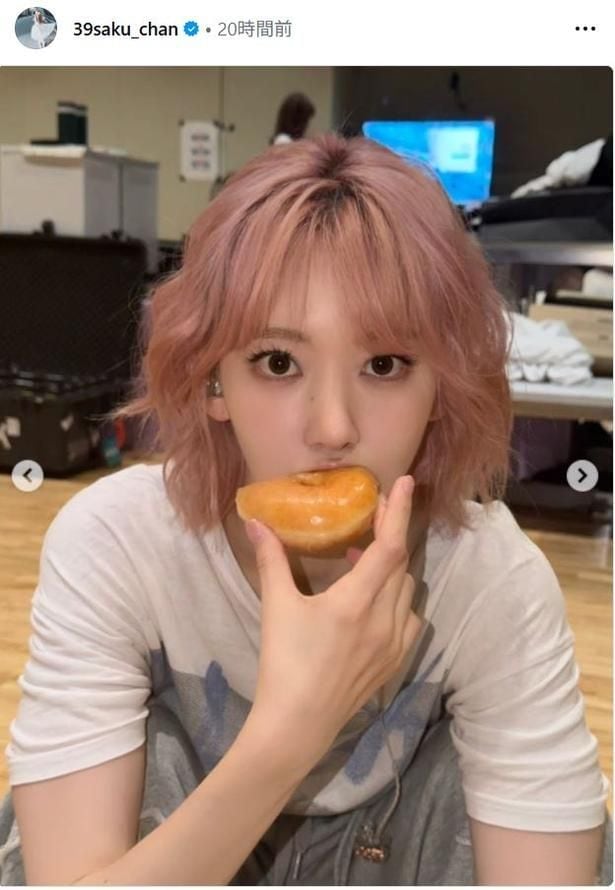 【写真】LE SSERAFIM・SAKURA、ドーナツをぱくり