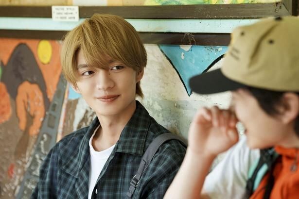 杢代和人“千晴”、奥智哉“渉”をバックハグで抱きとめる様子にキュンキュン「反則やって」と視聴者興奮<君は夏のなか>