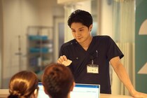 磯村勇斗“桐生”が瀕死の患者に必死で話しかけたシーンに「かっこよすぎる」「泣いてる」の声＜クロスロード＞