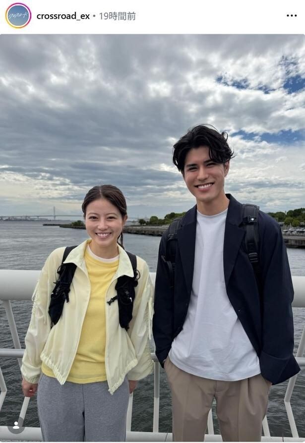 【写真】今田美桜&寛一郎、橋の上で満面の笑顔を浮かべるツーショット