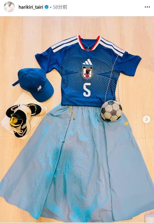 【写真】青スカートがかわいい平愛梨のサッカー観戦コーディネート