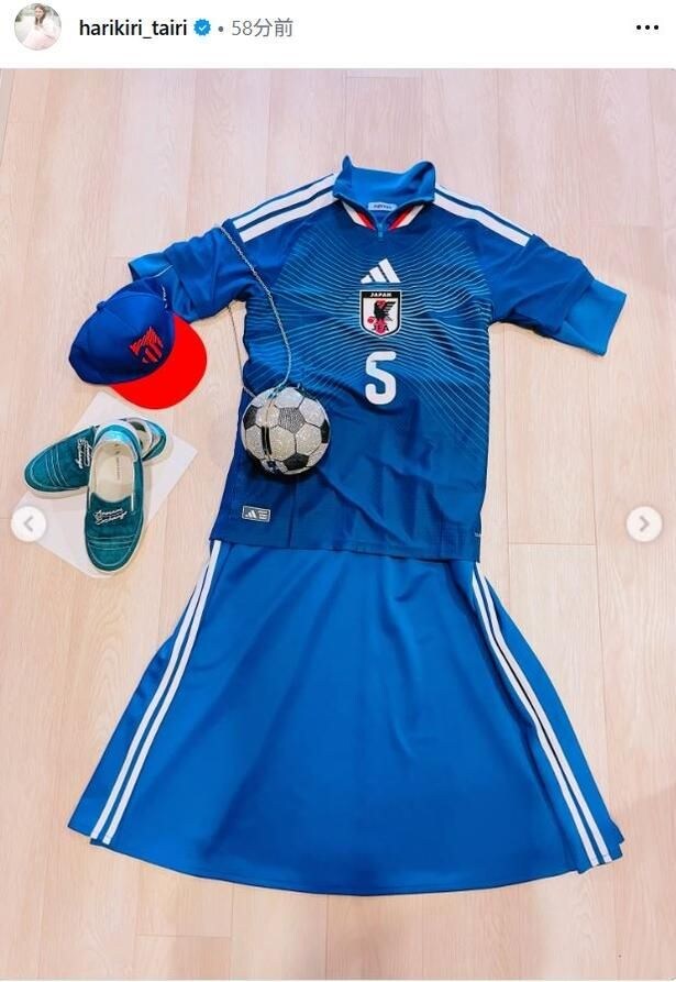 【写真】さわやかな平愛梨のサッカー観戦コーディネート