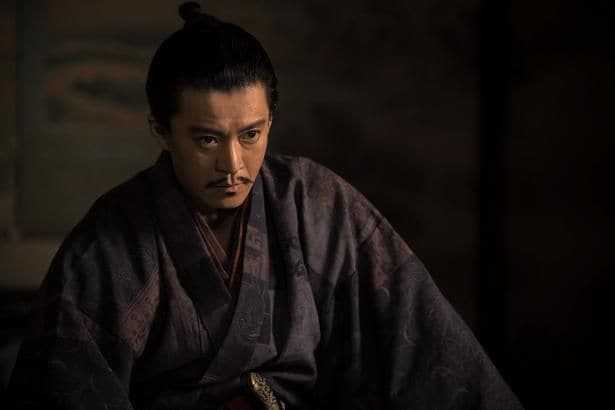 大河ドラマ「豊臣兄弟！」で織田信長を演じる小栗旬にインタビューを実施