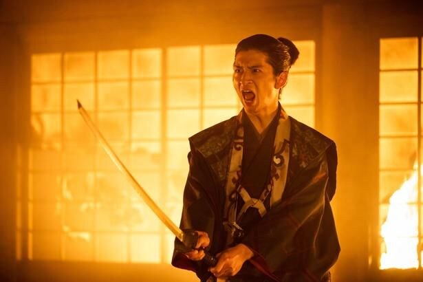 織田信澄(緒形敦)は織田信長(小栗旬)への恨みを晴らすため謀反を起こす