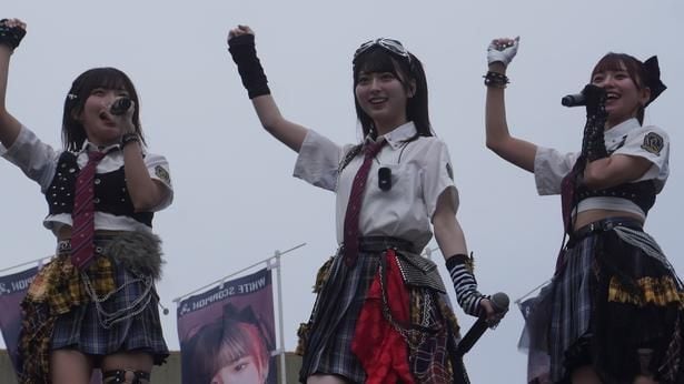 NAVI、HANNA、NICO/「リアルBeach opening」スペシャルライブより
