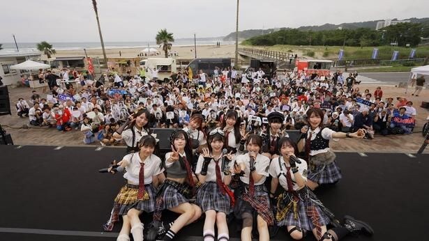 WHITE SCORPION、千葉・御宿でリアル海開きイベント開催 新衣装披露でMOMO「青春が始まりそうな感じしませんか?」