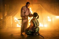 小栗旬“織田信長”、炎に囲まれ迎えた壮絶な最期…圧巻の演技に「鳥肌が立った」「信長ロス」と称賛の声＜豊臣兄弟！＞