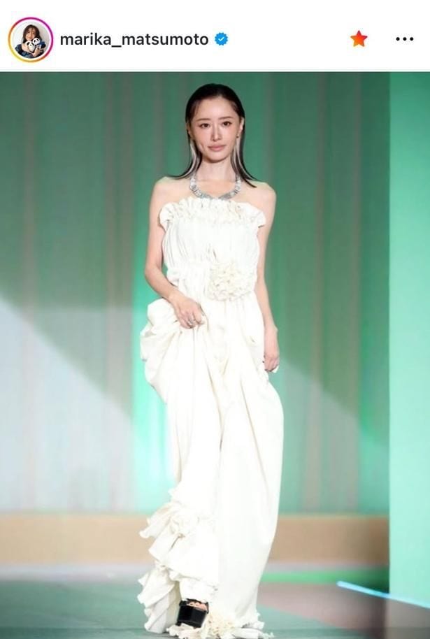 【写真】松本まりか、オフショルドレス姿