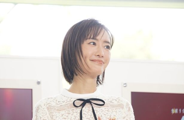 “美鎖骨×美肩”が眩しい大人な装い…松本まりか、オフショルドレス姿でランウェイに「優勝」「最高」
