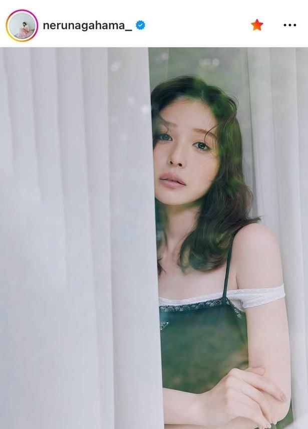 【写真】長濱ねる、透明感抜群の“美肩×二の腕”ライン