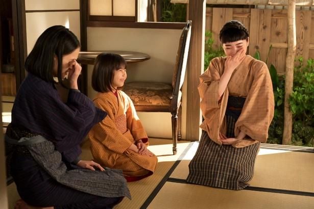 りん(見上愛)と直美(上坂樹里)は大粒の涙をこぼす