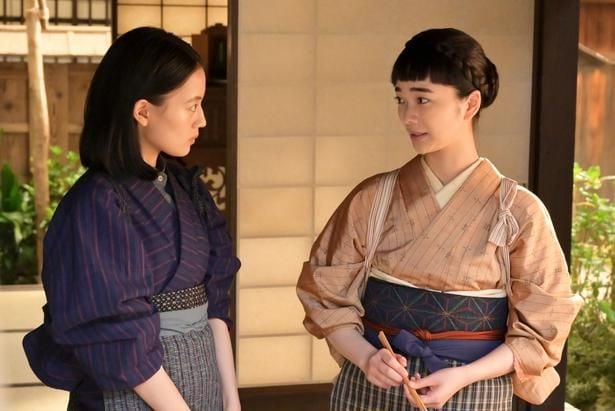 直美(上坂樹里)に小魚の佃煮の作り方を教えるりん(見上愛)