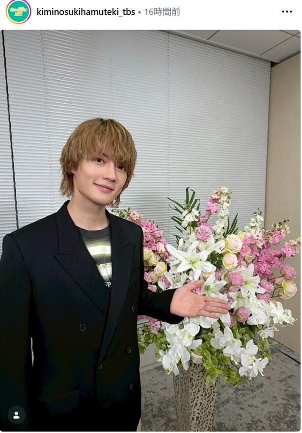 【写真】佐野勇斗、ピンクや白のお花とともにロイヤルなほほえみ