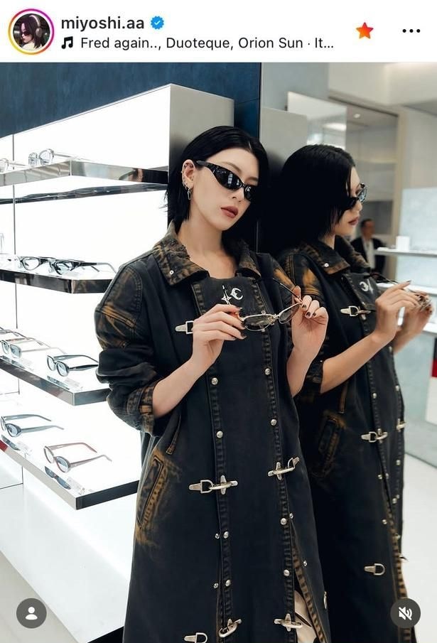 【写真】三吉彩花、サングラス姿の“モード”感溢れる姿