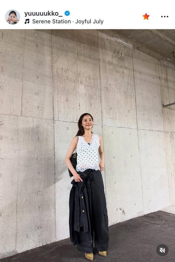  【写真】新木優子、“美肩×美デコルテ”輝くモノトーンの私服姿