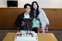 古川雄大、39歳のバースデーを田中麗奈らがサプライズでお祝い　現場のチームワークに感謝「とても幸せです」＜親愛なる夫へ＞