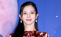 カウボーイハットの“大人カジュアル”…中条あやみ、白T×ワイドパンツ姿で穏やかな眼差しに「いいね！」