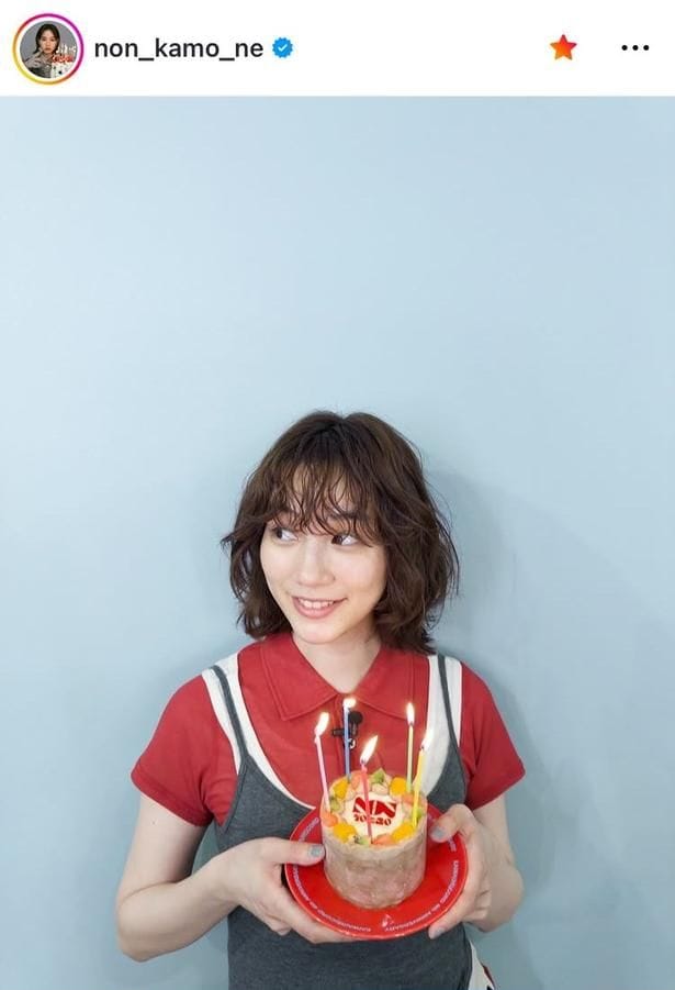 【写真】誕生日ケーキを手に襟付きトップスが上品…のん、いたずらっぽい笑顔
