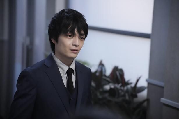 岡山天音“鴨居”、セックス・ピストルズの曲を聴く不穏さ…視聴者が「沼るタイプの役」と注目<さよならノワール>