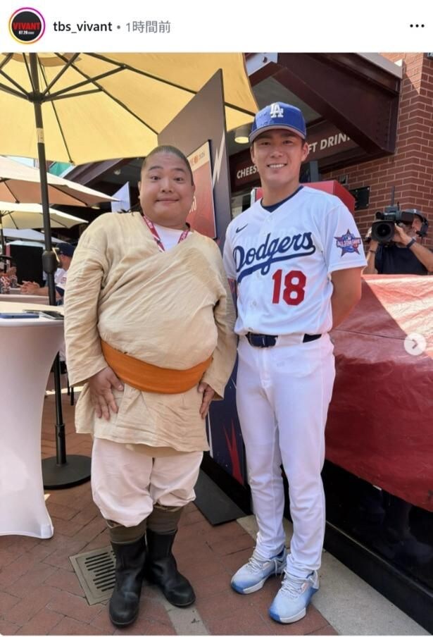 【写真】富栄ドラム、笑顔の山本由伸と並んだショット