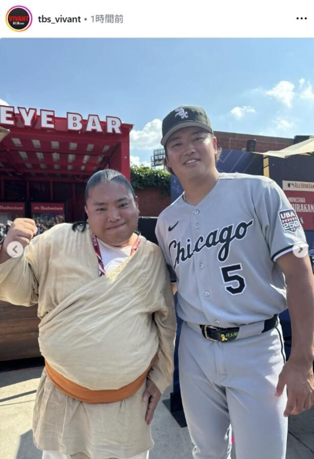 【写真】富栄ドラム、村上宗隆と並んでガッツポーズのツーショット