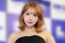 古都・金沢に溶け込む“柔らかな表情”…三上悠亜、“美肩×二の腕”眩しい水玉ワンピ姿に「綺麗」「最高」