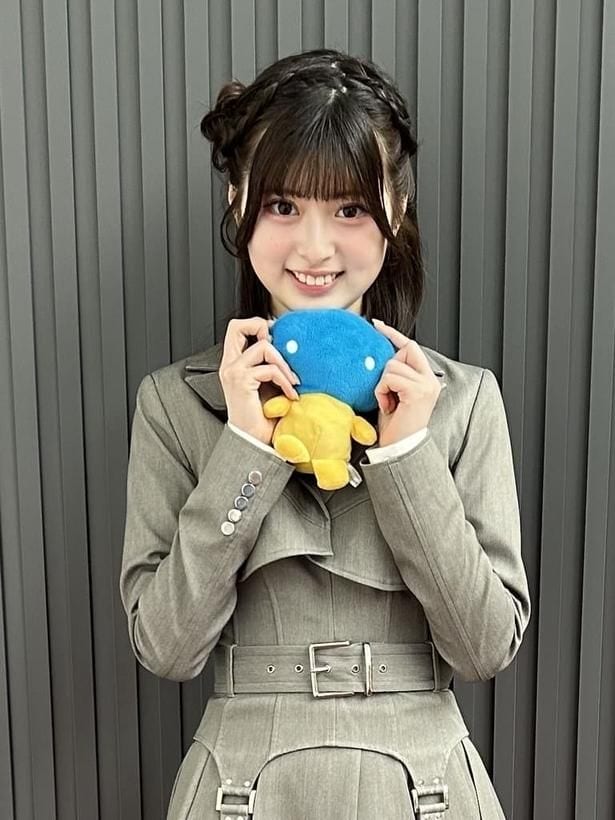 【写真】WHITE SCORPIONの最年少・HANNA、ぬいぐるみを持ったかわいい笑顔
