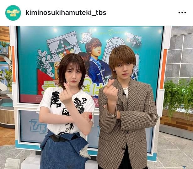 【写真】松本若菜＆佐野勇斗が鋭い視線で指ハート「最高にビジュ良い」の声