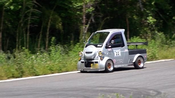 74歳が“ガチ”で挑む軽トラ世界一レースが熱すぎる　愛あふれるカスタムカーが並ぶ“軽トラ界隈”に密着＜界隈ほーる＞