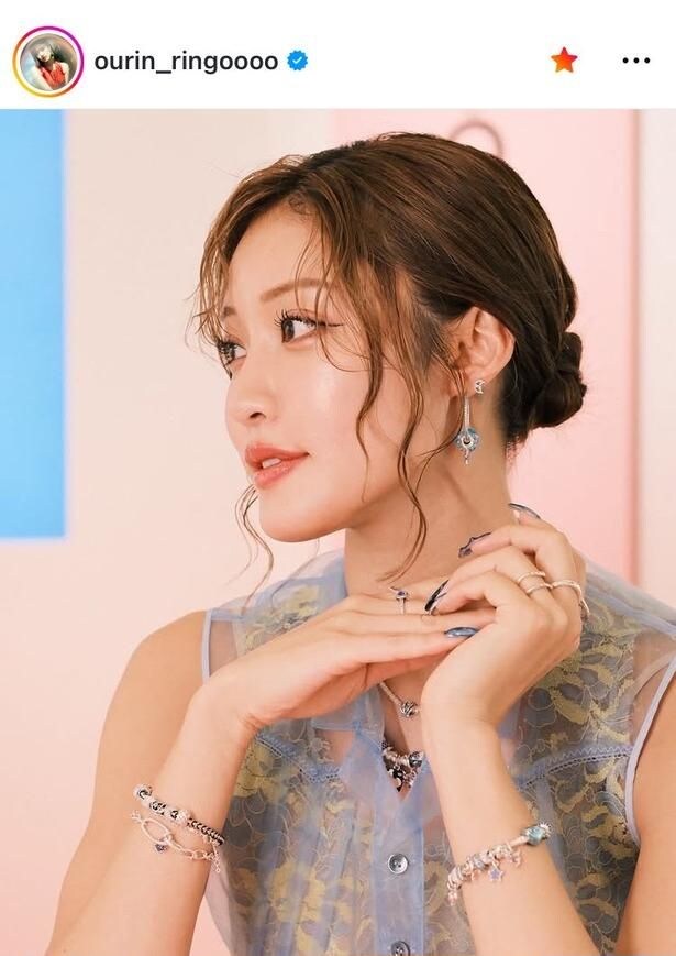 【写真】“透け感”ある衣装が指先まで彩る…王林、澄んだ横向き美顔姿