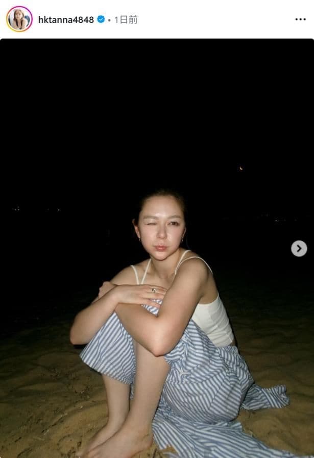 【写真】村重杏奈、膝を抱えながらウインクを見せるショット