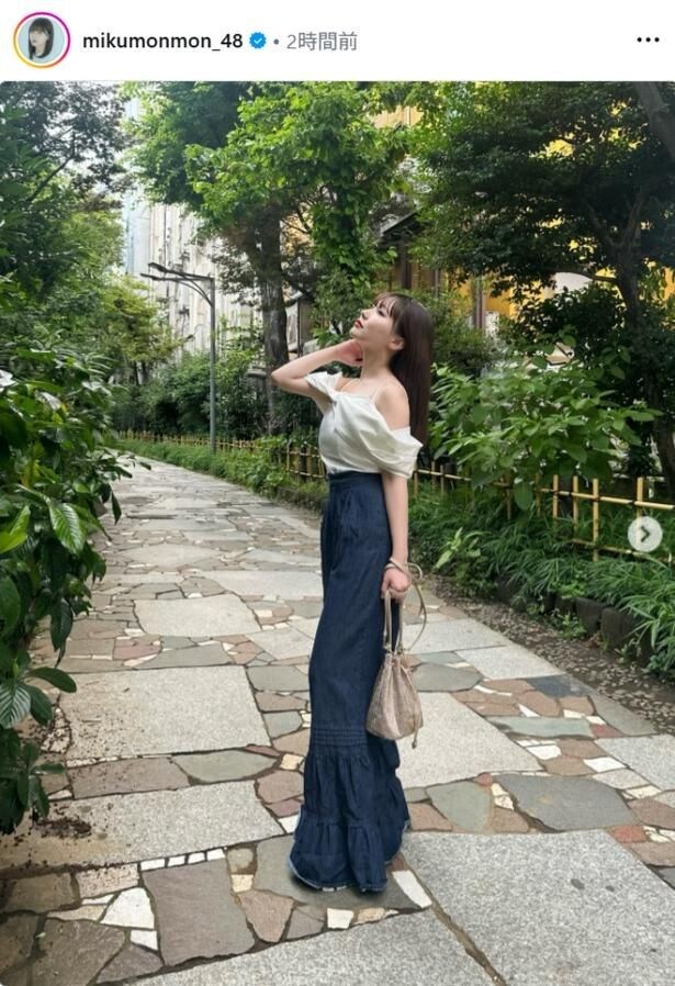 【写真】田中美久、自然に囲まれた空間で見上げる姿