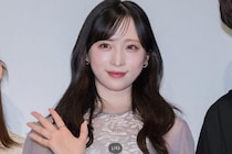 焼きマシュマロに“かぶりつく”姿でキュートさ炸裂…AKB48・小栗有以、色白美顔姿に「かわいっ」の声