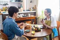 早見あかり“タキ”、体調を崩した伊藤健太郎“レイ”に“特製スープ”を作る…スープを飲むレイに「もうこれ好きじゃん」と確信＜一緒にごはんをたべるだけ＞