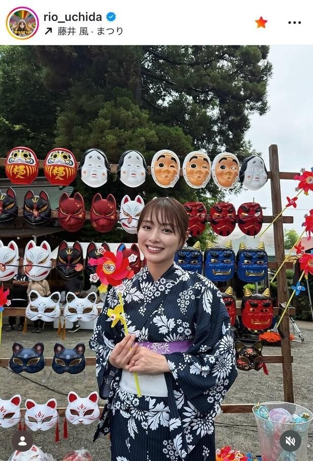【写真】内田理央、夏祭り映えする風車を手にした笑顔姿