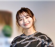 “美肩×二の腕”輝くチェック柄ワンピ…ロン・モンロウ、ノースリーブ姿に「何でこんなにかわいいの」