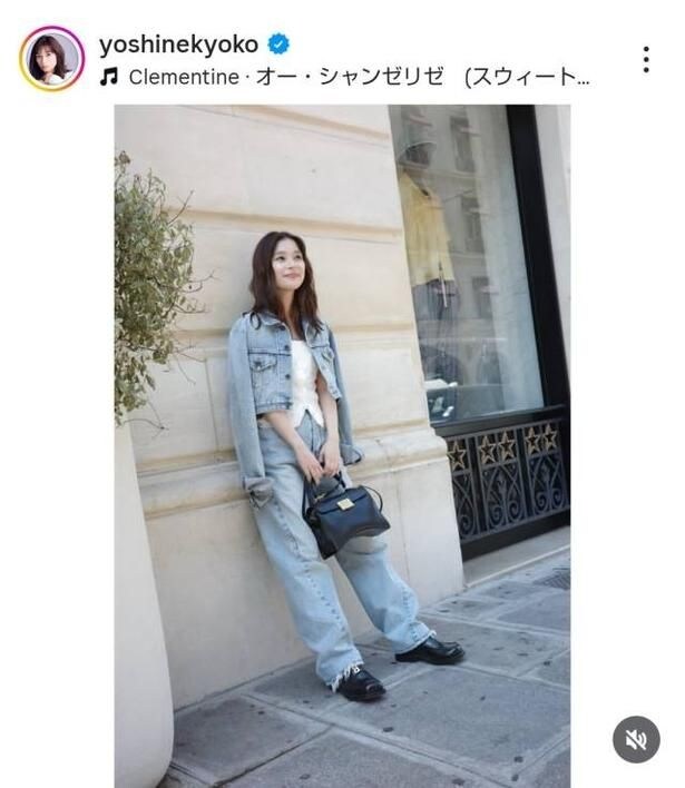 【写真】芳根京子、パリの街で上下デニムのカジュアルコーデ披露