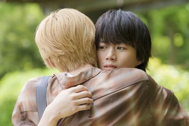 聖地巡礼の続きを楽しむ奥智哉“渉”と杢代和人“千晴”…さらに、2人は渉の幼少期の思い出がある公園を訪れる＜君は夏のなか＞