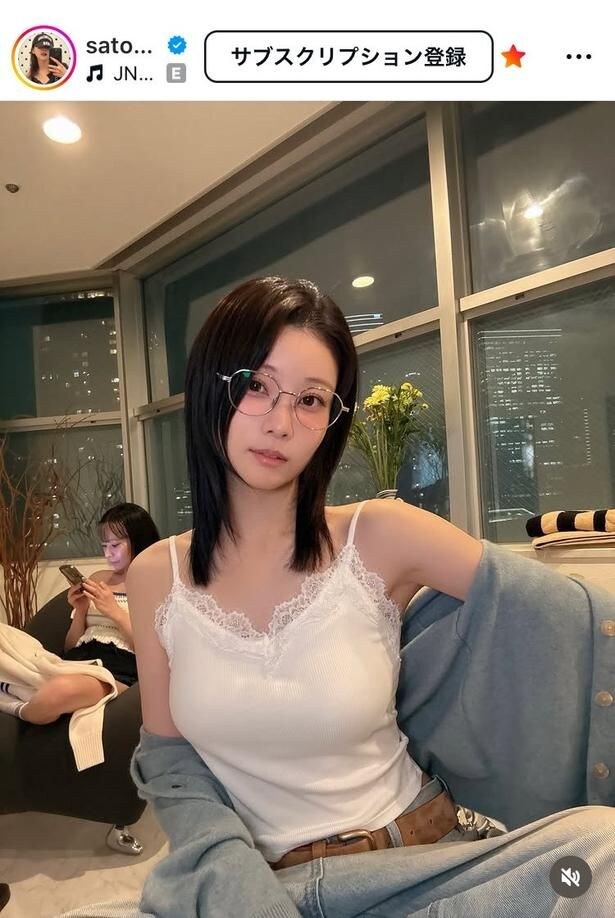 【写真】重盛さと美、白のキャミソール姿