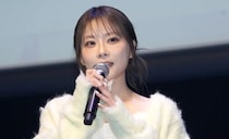 “美デコルテ×美肩×二の腕”が眩しい…重盛さと美、白キャミソール姿に「ファンタスティックベイベー」