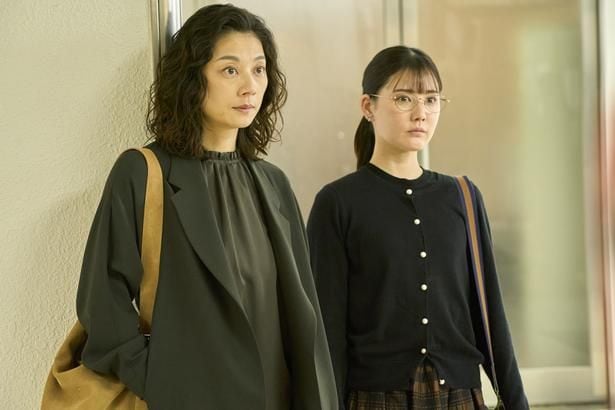 不動産投資詐欺の被害にあった女性を支援する夏海(小池栄子)と絵梨子(北香那)