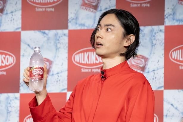 キンキンに冷えたWILKINSONを飲んだ菅田将暉