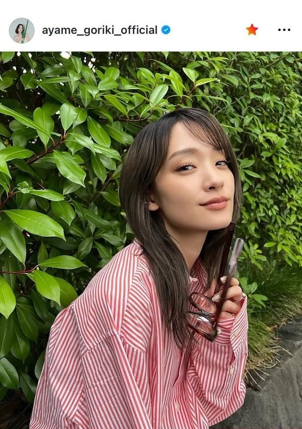【写真】剛力彩芽、赤白ストライプシャツで自然体ポーズ