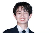 紺のダブルスーツに“大人の色気”が漂う…綱啓永、真剣な表情で長髪姿に「ロン毛似合う」「カッコいい」